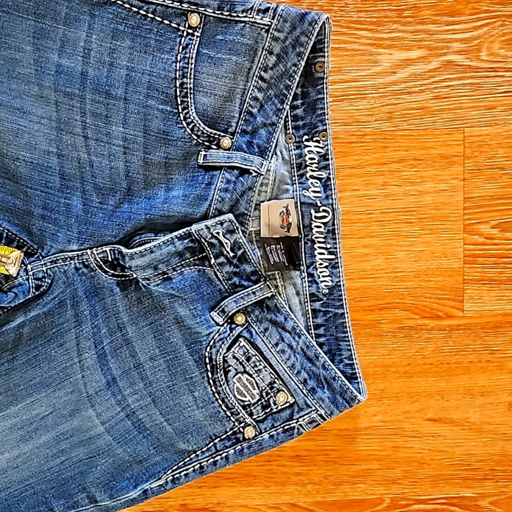 Harley Davidson jeans size 8. Half wing on right back pocket. Inseam 27